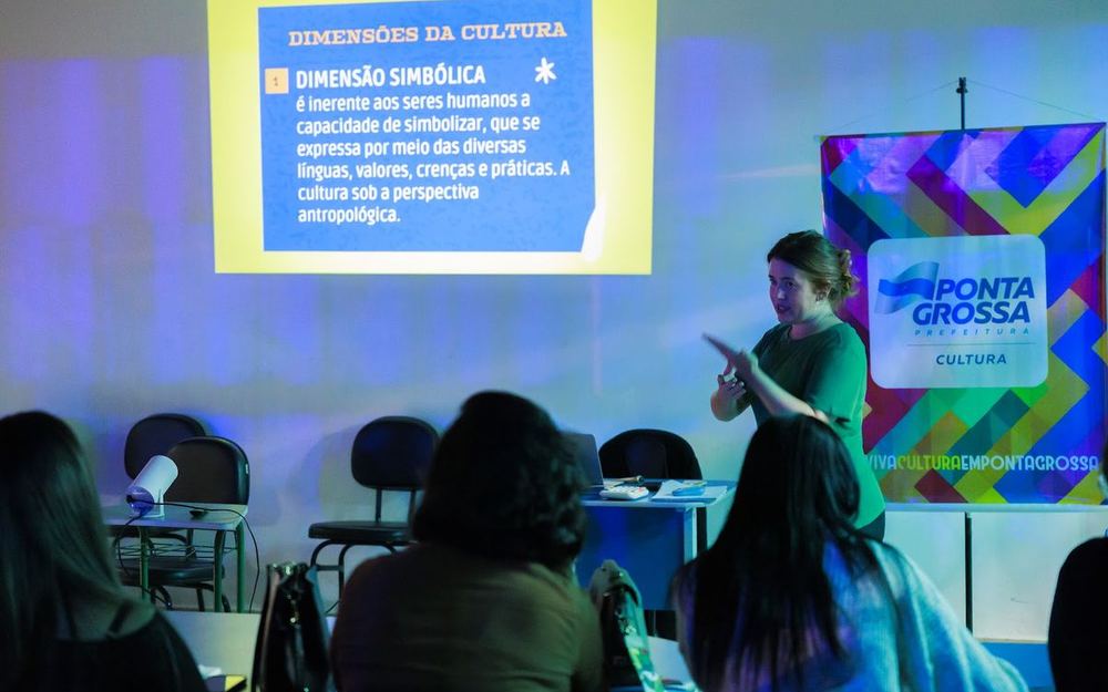 Palestra sobre dimensões da cultura