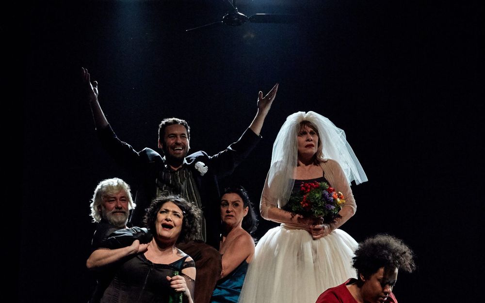 Elenco de KRUM em cena no palco