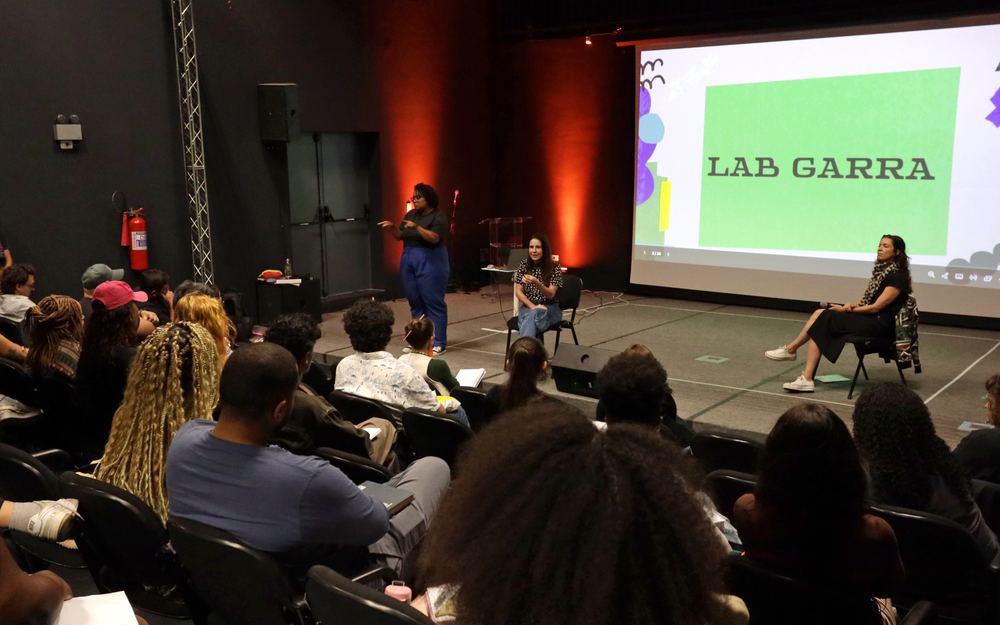 Isadora Flores apresentando o Lab Garra