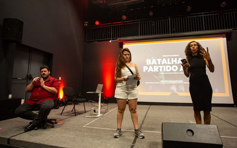 Debate no palco durante atividade do Lab Garra
