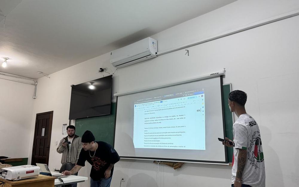 Projeto cultural projetado em tela durante análise técnica