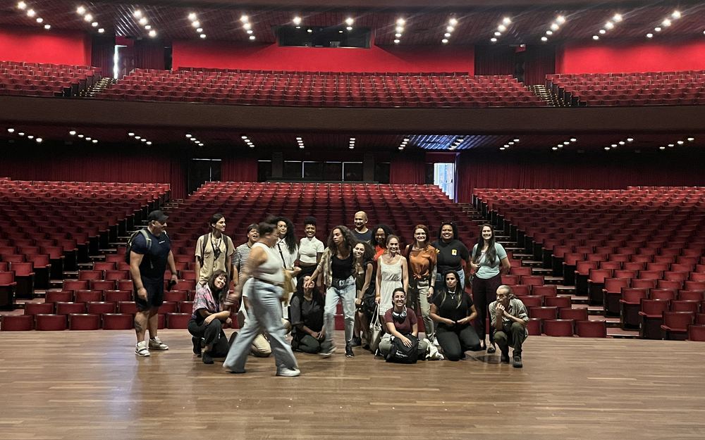 Grupo reunido no palco após o seminário