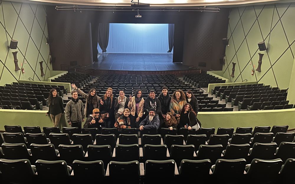 Público reunido em escuta pública