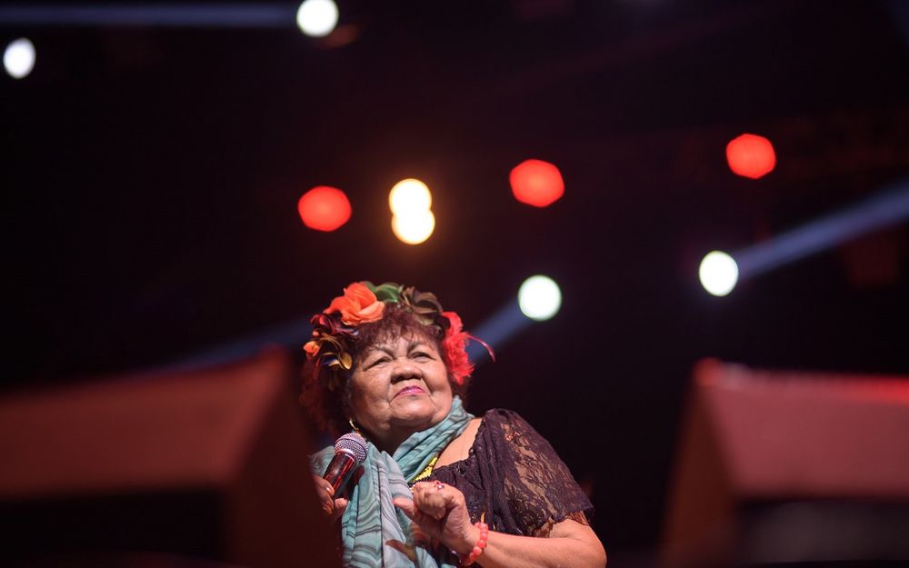Cátia de França no palco do Festival Psicodália