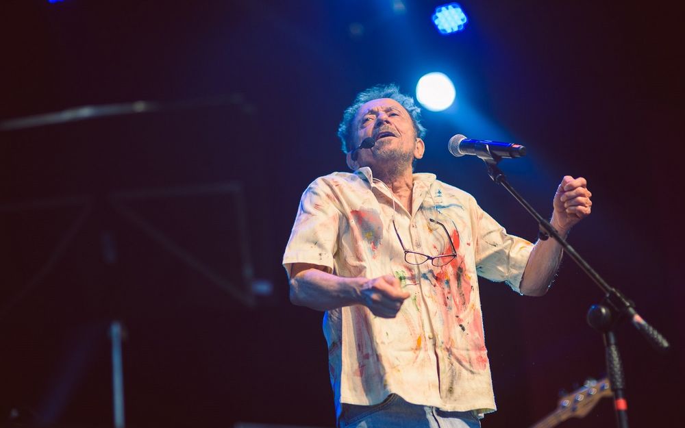 Tom Zé cantando no Festival Psicodália